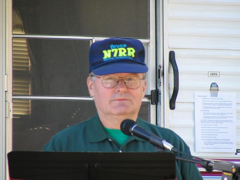 IMG_6483.JPG - Bruce Prior, N7RR, giving his talkStan Schmidt, N7OC Photo